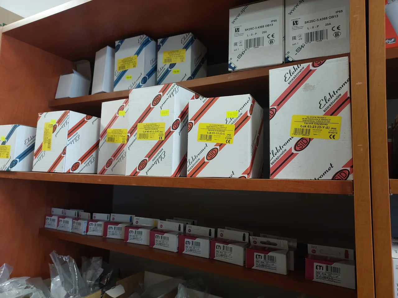 Rozdzielnice, obudowy i osprzęt w magazynie hurtowni Elden w Łosicach