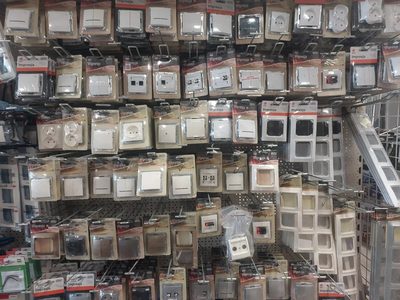 Gniazda, łączniki i osprzęt elektroinstalacyjny na ekspozycji hurtowni Elden